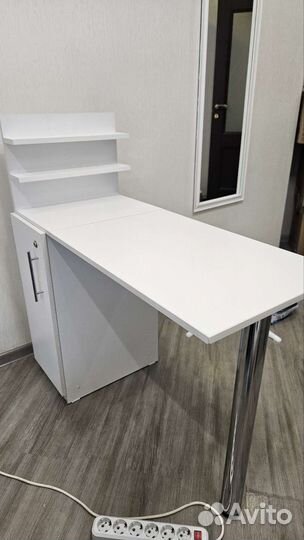 Маникюрный стол с подставкой