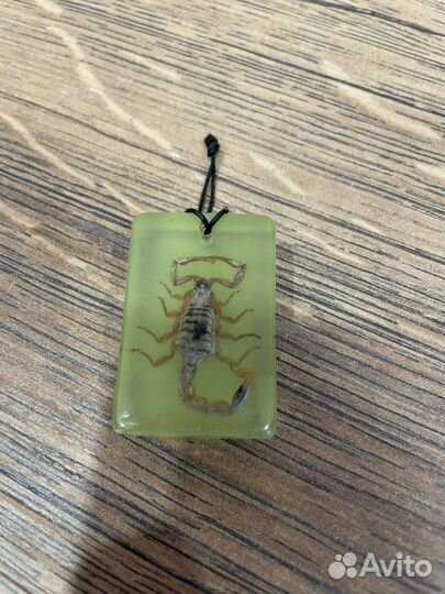 Брелок со скорпионом фосфорный