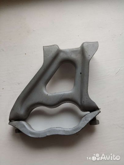 Кронштейн приемной трубы 2108-099,2113-15 (инжекто