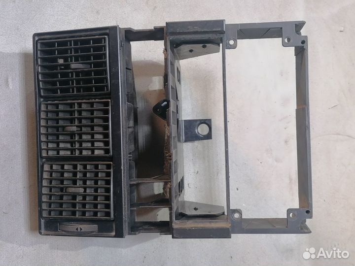 Накладка консол.центр.Audi 80 1990 893857183 B3