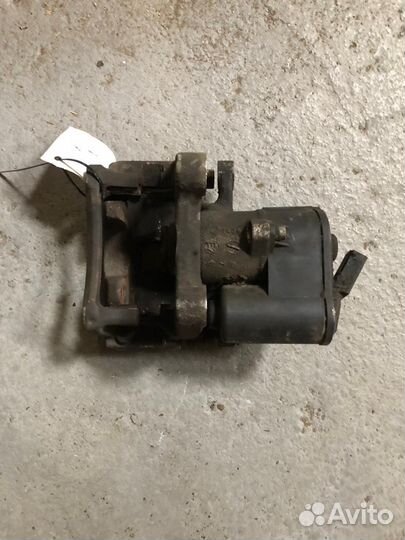 Суппорт задний правый Volkswagen Passat B6