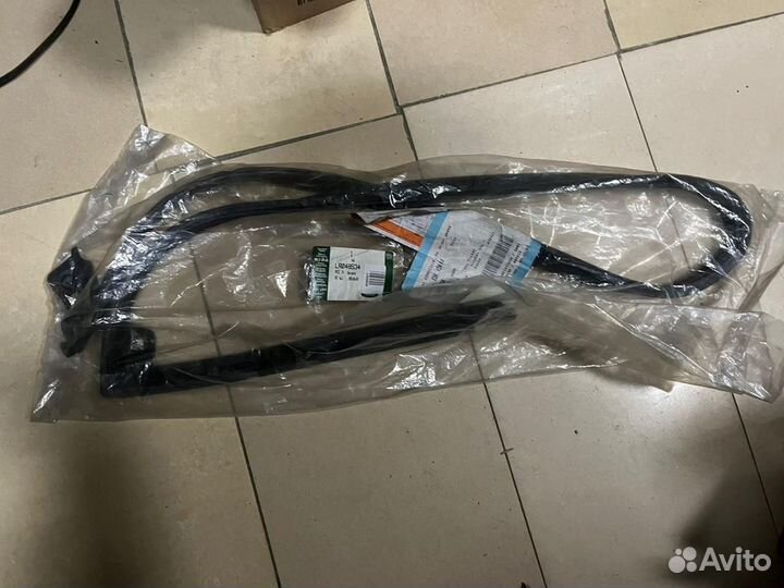 Уплотнитель двери Land Rover