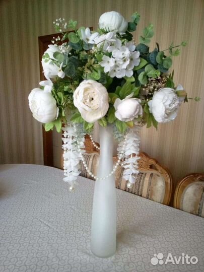 Вазы с искусственными цветами