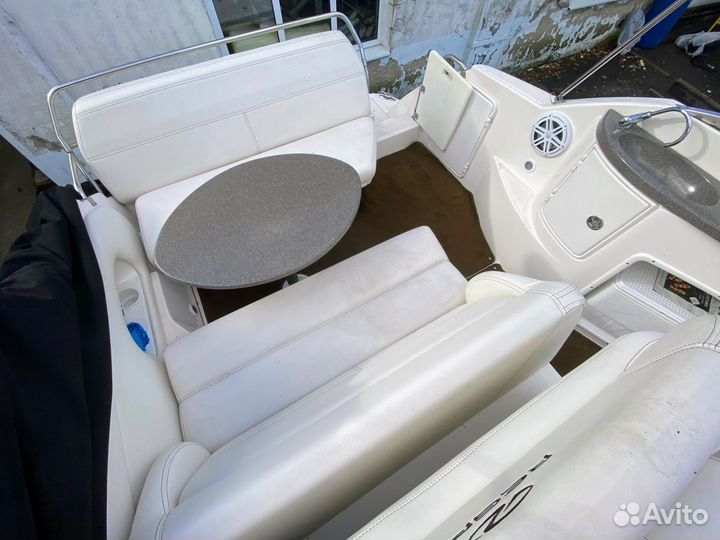 Моторный катер Regal 2665 Commodore