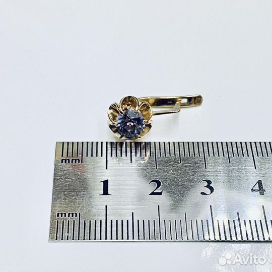 Золотые серьги с камнем