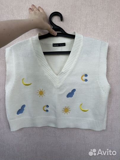 Вязанная жилетка с узорами