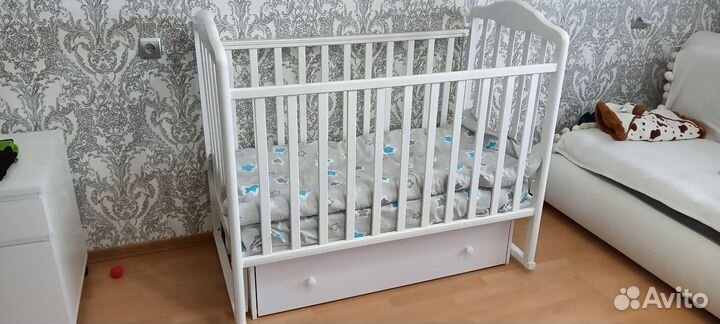 Детская кроватка с маятником и ящиком