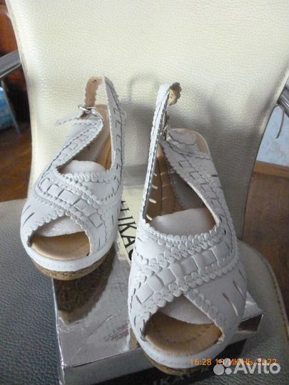 Босоножки женские