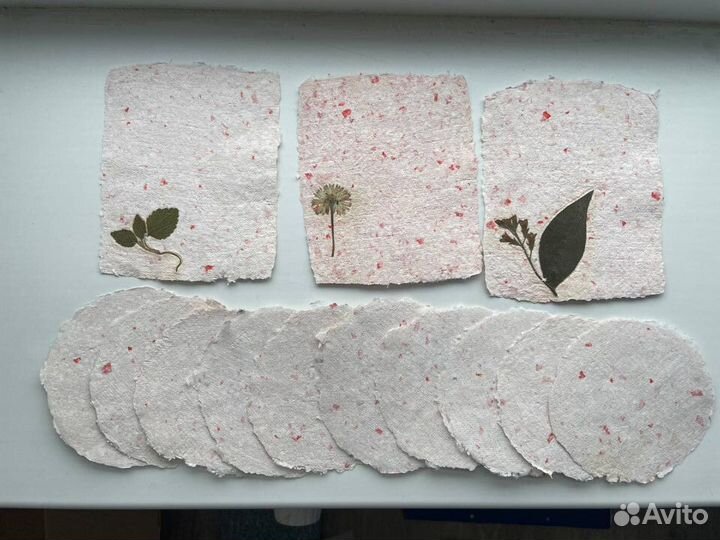 Мастер по созданию бумаги ручного литья