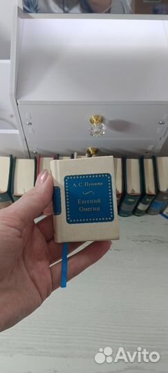 Коллекция книг в миниатюре