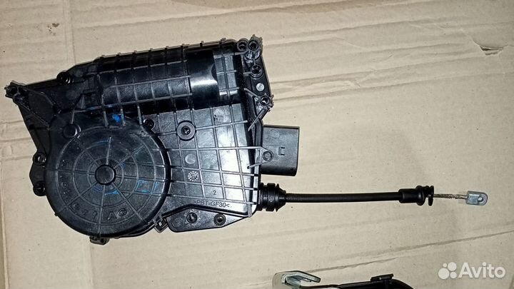 Замок багажника Volvo XC70 V70 31253450 31276958