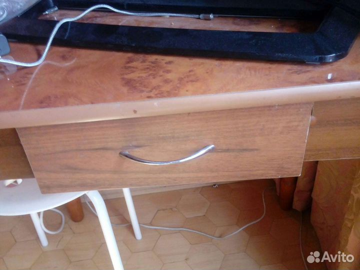 Стол новый дерево рисунок ящичком мрамор,пластик