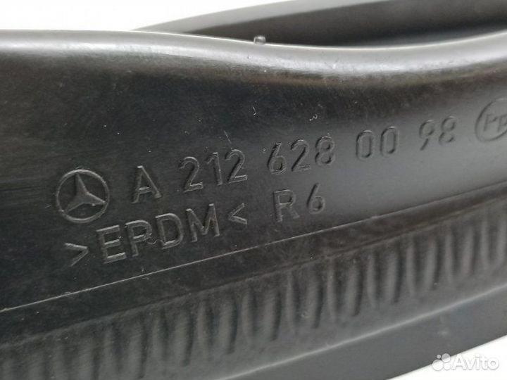 Уплотнитель капота правый Mercedes-Benz E-Class