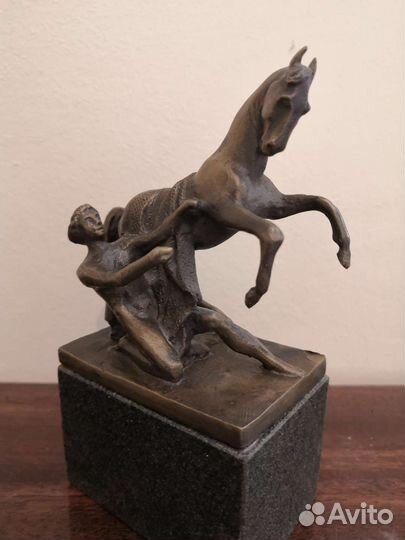 Бронзовая антикварная статуэтка