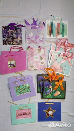 Ассортимент подарочных пакетов и открыток
