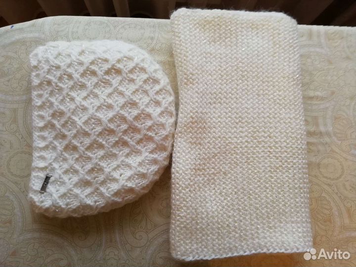 Шапка белая и длинный шарф вязанные