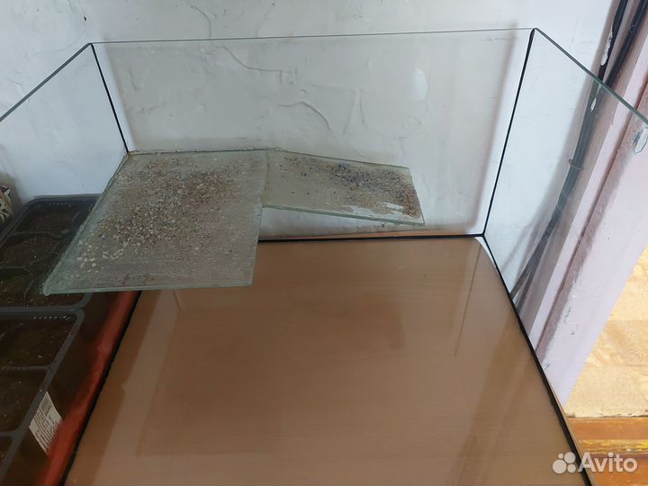 Аквариум с плотиком