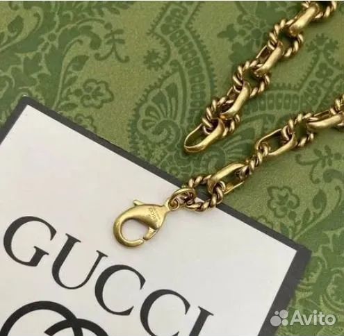 Браслет в стиле gucci с фирменным логотипом