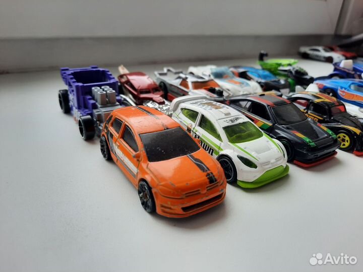 Hot wheels по 100
