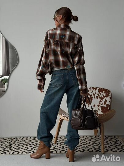 Рубашка и джинсы