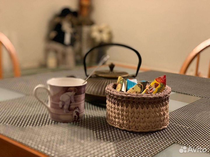 Джутовая корзинка вязаная