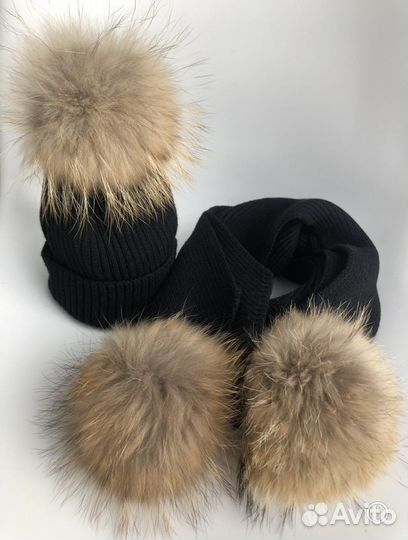 Шапка шарф с помпонами из натурального меха енота