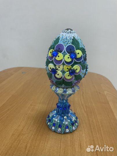Поделка. Декоративное яйцо на подставке квилинг