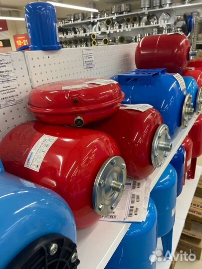 Расширительный бак красный