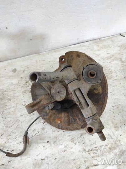 Кулак задний левый Hyundai Elantra 3 XD