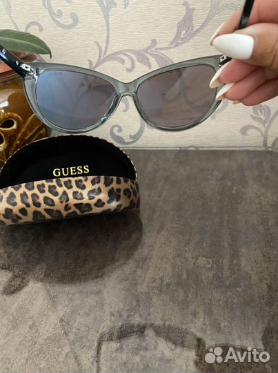 Солнцезащитные очки женские Guess