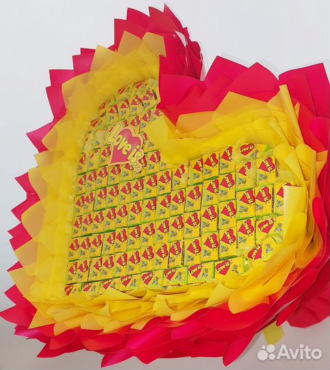 Букет сердце из love is жвачек