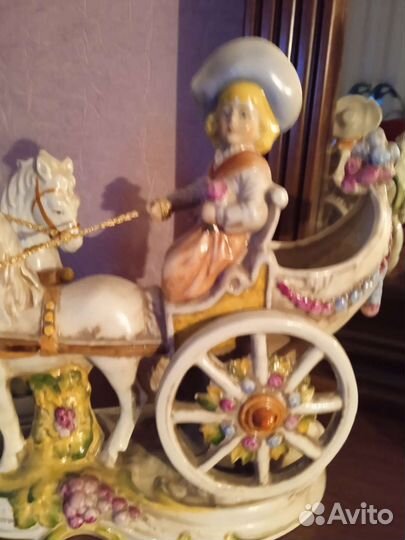 Девочка и мальчик на лошадках