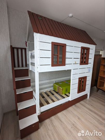 Кровать домик детская двухъярусная и 2 матраса