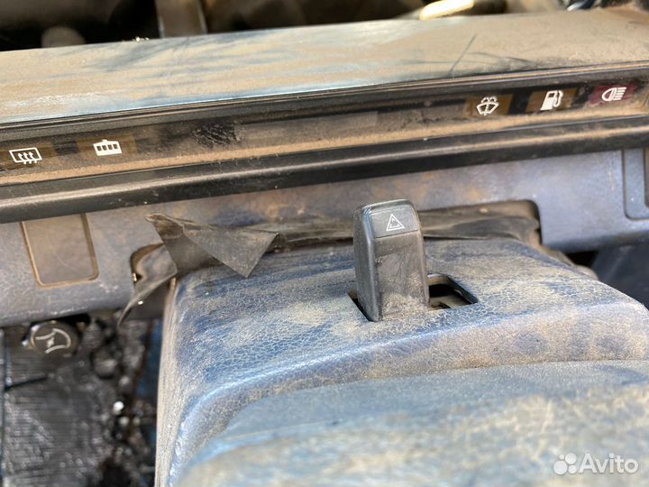 Кнопка аварийки Nissan Homy 4