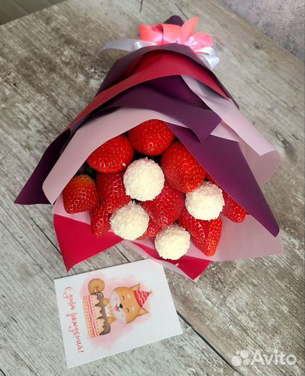 Сладкий букет из конфет и шоколадок, из клубники