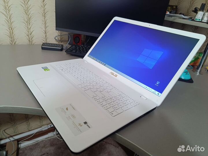 Asus: 17,3, i3-6006, Mx110, 10Ddr4, ssd+1tb