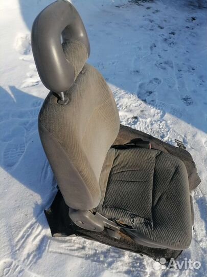 Переднее правое сиденье Ниссан Серена 23