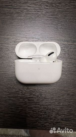 Кейс и правый наушник airpods 1