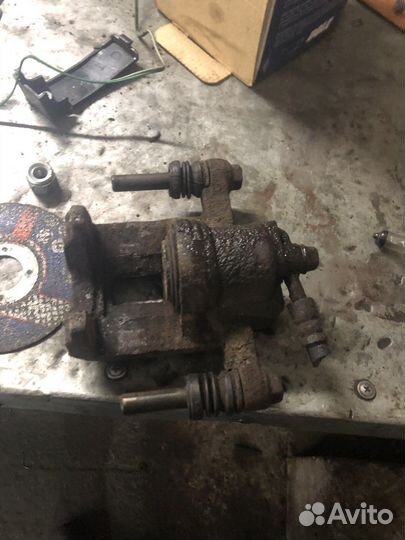 Задний левый тормозной цилиндр