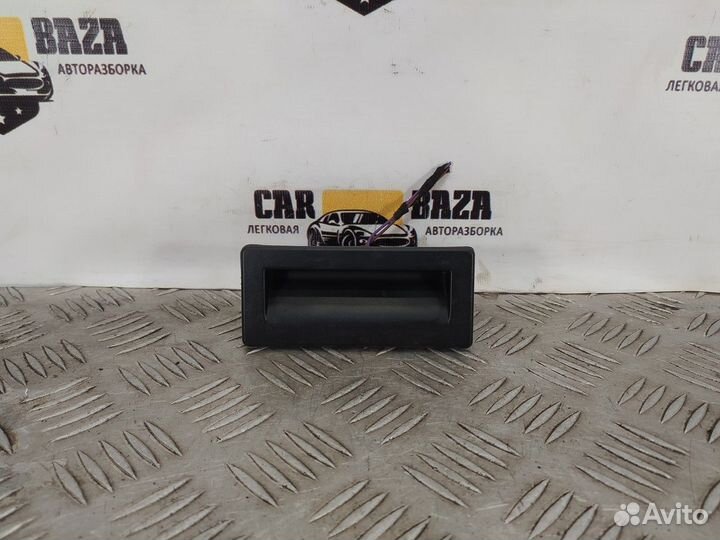 Кнопка открывания багажника