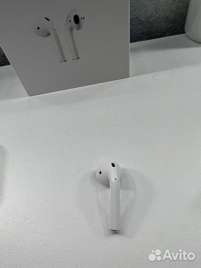 Левый наушник Apple AirPods 2 и кейс (футляр)