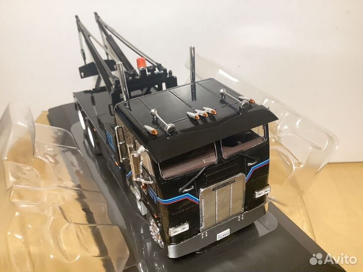 Модель 1984 freightliner FLA 9664 1:43 greenlight