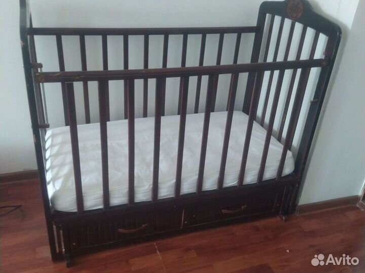 Детская кроватка с маятником