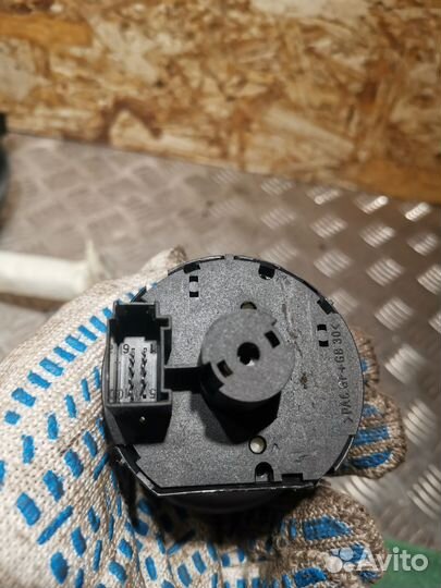 Переключатель света фар Volkswagen Tiguan 2010