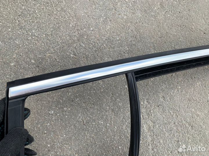 Молдинг рамки задней правой двери Tiguan 1