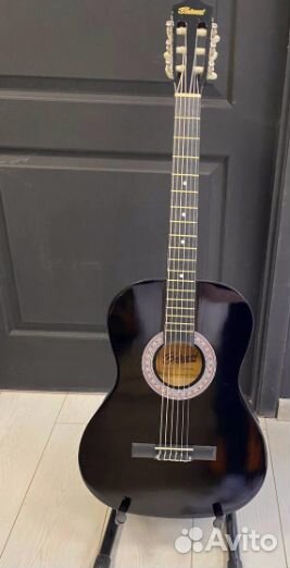 Шестиструнная классическая гитара
