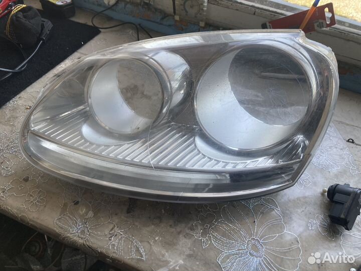 Стекло фары левое jetta 5