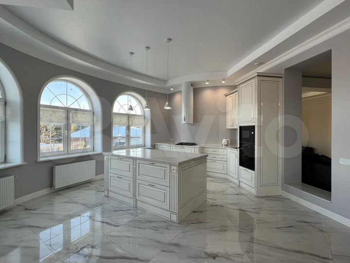 Коттедж 700 м² на участке 12 сот.