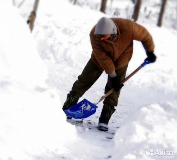Уборка снега снегоуборщиком, лопатой