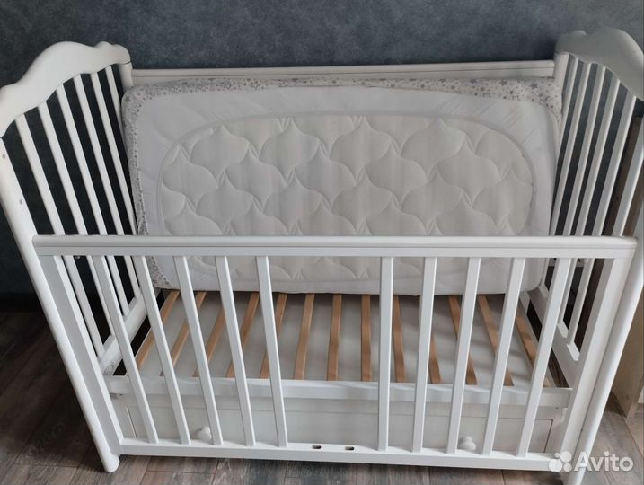 Детская кроватка с маятником